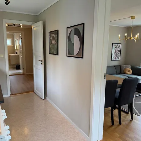 Charming With Free Parking Close To Center דירה