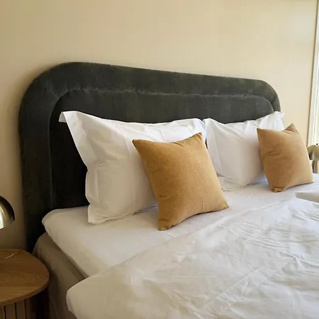 Charming With Free Parking Close To Center דירה *